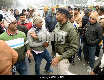 Patna, Indien. Januar 2024. PATNA, INDIEN - 23. JANUAR: Polizeikräfte jagen, Landärzte bei ihren Protesten in der Nähe der cm-Residenz zu beauftragen und forderten am 23. Januar 2024 eine dauerhafte Beschäftigung in Patna, Indien. (Foto: Santosh Kumar/Hindustan Times/SIPA USA) Credit: SIPA USA/Alamy Live News Stockfoto