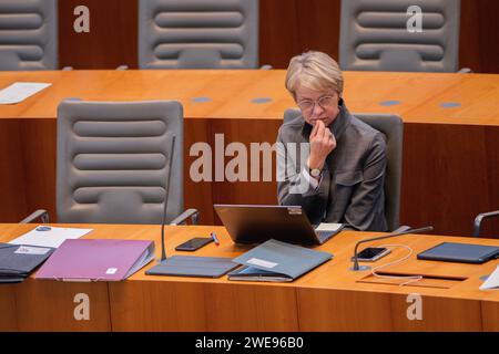 Düsseldorf, Deutschland. Januar 2024. Dorothee Feller (CDU), Bildungsministerin des Landes Nordrhein-Westfalen, sitzt in der Plenarsitzung des landtags. Quelle: Rolf Vennenbernd/dpa/Alamy Live News Stockfoto