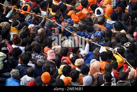 AYODHYA, INDIEN - 23. JANUAR: Tausende von Gläubigen versammelten sich für Darshan im Tempel Ayodhya RAM Janmabhoomi. Die Polizei muss am 23. Januar 2024 in Ayodhya, Indien, kämpfen, um die Menge zu kontrollieren. Die Gläubigen feiern die Weihungszeremonie auf der ganzen Welt mit Freude und Fanfare. Der Ramjanmbhoomi-Tempel in Ayodhya wurde nach einer langen Schlacht vor den Gerichten und dann nach der Entscheidung des Spitzengerichts im Jahr 2019 errichtet. Der Streit begann 1528, nachdem Babars General mir Baqi eine Moschee erbaute und sie Babri an Ort nannte, an dem er als Geburtsort von Lord RAM galt. (Foto: Deepak Gupta/Hindusta Stockfoto