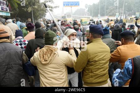 Patna, Indien. Januar 2024. PATNA, INDIEN - 23. JANUAR: Polizeikräfte jagen, Landärzte bei ihren Protesten in der Nähe der cm-Residenz zu beauftragen und forderten am 23. Januar 2024 eine dauerhafte Beschäftigung in Patna, Indien. (Foto: Santosh Kumar/Hindustan Times/SIPA USA) Credit: SIPA USA/Alamy Live News Stockfoto