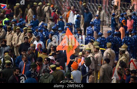 Ayodhya, Indien. Januar 2024. AYODHYA, INDIEN – 23. JANUAR: Schwere Truppen vor dem Tor des RAM Temple, um die Menge am 23. Januar 2024 in Ayodhya, Indien, zu verwalten. Die Gläubigen feiern die Weihungszeremonie auf der ganzen Welt mit Freude und Fanfare. Der Ramjanmbhoomi-Tempel in Ayodhya wurde nach einer langen Schlacht vor den Gerichten und dann nach der Entscheidung des Spitzengerichts im Jahr 2019 errichtet. Der Streit begann 1528, nachdem Babars General mir Baqi eine Moschee erbaute und sie Babri an Ort nannte, an dem er als Geburtsort von Lord RAM galt. (Foto: Deepak Gupta/Hindustan Times/SIPA USA) Credit: SIPA USA/Alamy Live News Stockfoto