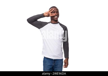 Porträt eines jungen charismatischen, gutaussehenden Amerikaners mit einem kurzen Haarschnitt in einem Sweatshirt mit einem Lächeln Stockfoto