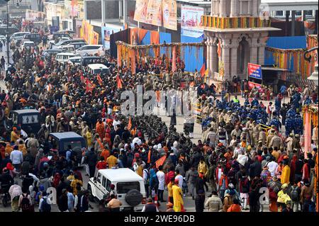 Ayodhya, Indien. Januar 2024. AYODHYA, INDIEN – 23. JANUAR: Schwere Truppen vor dem Tor des RAM Temple, um die Menge am 23. Januar 2024 in Ayodhya, Indien, zu verwalten. Die Gläubigen feiern die Weihungszeremonie auf der ganzen Welt mit Freude und Fanfare. Der Ramjanmbhoomi-Tempel in Ayodhya wurde nach einer langen Schlacht vor den Gerichten und dann nach der Entscheidung des Spitzengerichts im Jahr 2019 errichtet. Der Streit begann 1528, nachdem Babars General mir Baqi eine Moschee erbaute und sie Babri an Ort nannte, an dem er als Geburtsort von Lord RAM galt. (Foto: Deepak Gupta/Hindustan Times/SIPA USA) Credit: SIPA USA/Alamy Live News Stockfoto