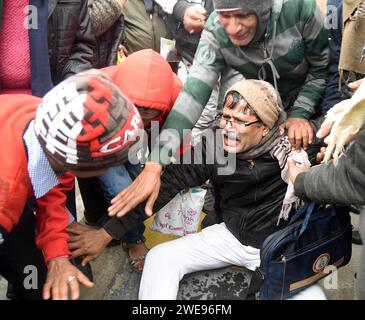 Patna, Indien. Januar 2024. PATNA, INDIEN - 23. JANUAR: Vertraglich niedergelassene Ärzte demonstrieren während ihrer Proteste in der Nähe der cm-Residenz und forderten am 23. Januar 2024 eine dauerhafte Beschäftigung in Patna, Indien. (Foto: Santosh Kumar/Hindustan Times/SIPA USA) Credit: SIPA USA/Alamy Live News Stockfoto