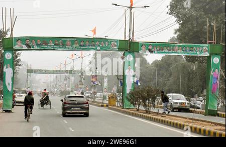 Patna, Indien. Januar 2024. PATNA, INDIEN - 23. JANUAR: Eine Ansicht des Hortens und des Banners für Jannayak Karpoori Thakur Janm Shatabdi Funktion im Income Tax Kreisverkehr am 23. Januar 2024 in Patna, Indien. (Foto: Santosh Kumar/Hindustan Times/SIPA USA) Credit: SIPA USA/Alamy Live News Stockfoto