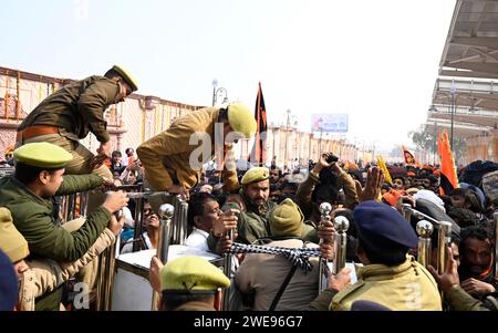 AYODHYA, INDIEN - 23. JANUAR: Polizeikräfte versuchen, die Menge im RAM-Tempel am 23. Januar 2024 in Ayodhya, Indien, zu besetzen. Die Gläubigen feiern die Weihungszeremonie auf der ganzen Welt mit Freude und Fanfare. Der Ramjanmbhoomi-Tempel in Ayodhya wurde nach einer langen Schlacht vor den Gerichten und dann nach der Entscheidung des Spitzengerichts im Jahr 2019 errichtet. Der Streit begann 1528, nachdem Babars General mir Baqi eine Moschee erbaute und sie Babri an Ort nannte, an dem er als Geburtsort von Lord RAM galt. (Foto: Deepak Gupta/Hindustan Times/SIPA USA) Stockfoto