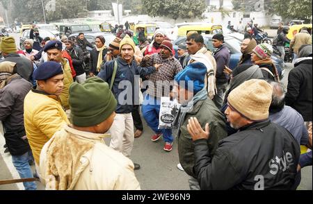 Patna, Indien. Januar 2024. PATNA, INDIEN - 23. JANUAR: Polizeikräfte jagen, Landärzte bei ihren Protesten in der Nähe der cm-Residenz zu beauftragen und forderten am 23. Januar 2024 eine dauerhafte Beschäftigung in Patna, Indien. (Foto: Santosh Kumar/Hindustan Times/SIPA USA) Credit: SIPA USA/Alamy Live News Stockfoto