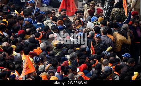 AYODHYA, INDIEN - 23. JANUAR: Tausende von Gläubigen versammelten sich für Darshan im Tempel Ayodhya RAM Janmabhoomi. Die Polizei muss am 23. Januar 2024 in Ayodhya, Indien, kämpfen, um die Menge zu kontrollieren. Die Gläubigen feiern die Weihungszeremonie auf der ganzen Welt mit Freude und Fanfare. Der Ramjanmbhoomi-Tempel in Ayodhya wurde nach einer langen Schlacht vor den Gerichten und dann nach der Entscheidung des Spitzengerichts im Jahr 2019 errichtet. Der Streit begann 1528, nachdem Babars General mir Baqi eine Moschee erbaute und sie Babri an Ort nannte, an dem er als Geburtsort von Lord RAM galt. (Foto: Deepak Gupta/Hindusta Stockfoto