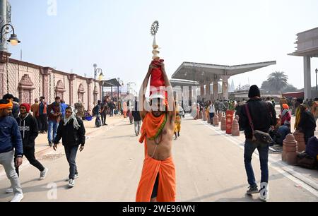 Ayodhya, Indien. Januar 2024. AYODHYA, INDIEN - 23. JANUAR: Ein Taubenschwanz reist am 23. Januar 2024 nach Darshan nach RAM Mandir in Ayodhya, Indien. Die Gläubigen feiern die Weihungszeremonie auf der ganzen Welt mit Freude und Fanfare. Der Ramjanmbhoomi-Tempel in Ayodhya wurde nach einer langen Schlacht vor den Gerichten und dann nach der Entscheidung des Spitzengerichts im Jahr 2019 errichtet. Der Streit begann 1528, nachdem Babars General mir Baqi eine Moschee erbaute und sie Babri an Ort nannte, an dem er als Geburtsort von Lord RAM galt. (Foto: Deepak Gupta/Hindustan Times/SIPA USA) Credit: SIPA USA/Alamy Live News Stockfoto