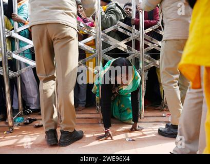 Ayodhya, Indien. Januar 2024. AYODHYA, INDIEN – 23. JANUAR: Eine Frau, die sich während eines schweren Ansturms am 23. Januar 2024 in Ayodhya, Indien, um den RAM-Tempel zu betreten. Die Gläubigen feiern die Weihungszeremonie auf der ganzen Welt mit Freude und Fanfare. Der Ramjanmbhoomi-Tempel in Ayodhya wurde nach einer langen Schlacht vor den Gerichten und dann nach der Entscheidung des Spitzengerichts im Jahr 2019 errichtet. Der Streit begann 1528, nachdem Babars General mir Baqi eine Moschee erbaute und sie Babri an Ort nannte, an dem er als Geburtsort von Lord RAM galt. (Foto: Deepak Gupta/Hindustan Times/SIPA USA) Credit: SIPA USA/Alamy Live News Stockfoto