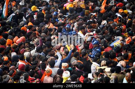 AYODHYA, INDIEN - 23. JANUAR: Tausende von Gläubigen versammelten sich für Darshan im Tempel Ayodhya RAM Janmabhoomi. Die Polizei muss am 23. Januar 2024 in Ayodhya, Indien, kämpfen, um die Menge zu kontrollieren. Die Gläubigen feiern die Weihungszeremonie auf der ganzen Welt mit Freude und Fanfare. Der Ramjanmbhoomi-Tempel in Ayodhya wurde nach einer langen Schlacht vor den Gerichten und dann nach der Entscheidung des Spitzengerichts im Jahr 2019 errichtet. Der Streit begann 1528, nachdem Babars General mir Baqi eine Moschee erbaute und sie Babri an Ort nannte, an dem er als Geburtsort von Lord RAM galt. (Foto: Deepak Gupta/Hindusta Stockfoto