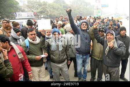 Patna, Indien. Januar 2024. PATNA, INDIEN - 23. JANUAR: Vertraglich niedergelassene Ärzte demonstrieren während ihrer Proteste in der Nähe der cm-Residenz und forderten am 23. Januar 2024 eine dauerhafte Beschäftigung in Patna, Indien. (Foto: Santosh Kumar/Hindustan Times/SIPA USA) Credit: SIPA USA/Alamy Live News Stockfoto