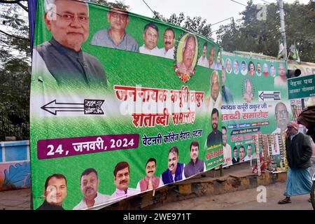 Patna, Indien. Januar 2024. PATNA, INDIEN - 23. JANUAR: Eine Ansicht des Hortens und des Banners für Jannayak Karpoori Thakur Janm Shatabdi Funktion im Income Tax Kreisverkehr am 23. Januar 2024 in Patna, Indien. (Foto: Santosh Kumar/Hindustan Times/SIPA USA) Credit: SIPA USA/Alamy Live News Stockfoto