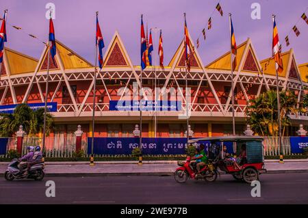 Ein Tuk-Tuk passiert das Chaktomuk Theater & Conference Hall, Architektur von Vann Molyvann. Phnom Penh, Kambodscha. Kredit: Kraig lieb Stockfoto