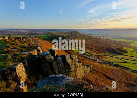 Die Wintersonne beginnt an einem Novembernachmittag über den Gritstone-Felsen von Curbar und Baslow Edges zu untergehen. Stockfoto