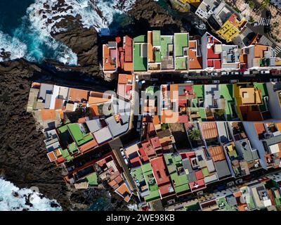 Luftaufnahme von Punta Brava auf Teneriffa, Kanarische Insel, Spanien. Farbenfrohe Häuser und schwarze Lavasteine in einem kleinen Fischerdorf. Stockfoto