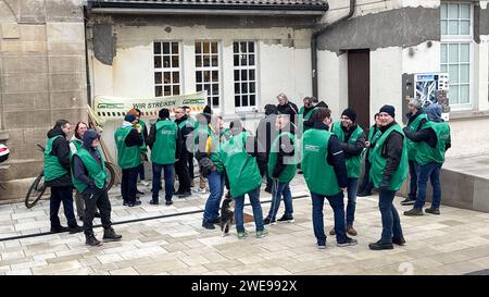 Tübingen die Lokfuehrergewerkschaft GDL Streikt, GDL-Sreik, Personenverkehr, Bahnstreik, Tübingen, GER, 24.01.2024 Lokführer, Lokfuehrerinnen streiken mit Banner, GDL Wir Streiken. Die Lokfuehrergewerkschaft GDL Streikt, GDL-Sreik, Personenverkehr, Bahnstreik, Tübingen, GER, 24.01.2024 *** Tübingen die zugfahrergewerkschaft GDL streikt, GDL streikt, Personenverkehr, Bahnstreik, Tübingen, GER, 24 01 2024 Zugführerinnen streiken mit Banner, GDL Wir streiken die zugführergewerkschaft GDL streikt, GDL streikt, Personenverkehr, Bahnstreik, Tübingen, GER, Stockfoto