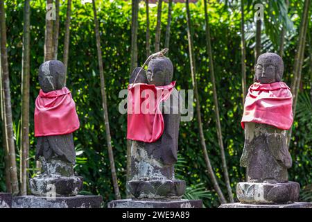 Der Friedhof wurde 1891 gegründet und ist heute ein Gedenkpark mit Gräbern japanischer Expats und Soldaten des Zweiten Weltkriegs. Stockfoto