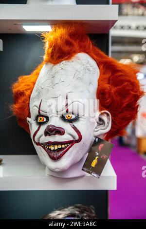 London, Großbritannien. Januar 2024. Die Toy Fair, Tag 2, Olympia, veranstaltete im 70. Jahr multikulturelle Puppen wie Harley Quinn, Godzilla, Disney's Stitch, Furz Yoga und Pennywise der Clown aus Stephen King's IT. Quelle: Peter Hogan/Alamy Live News Stockfoto