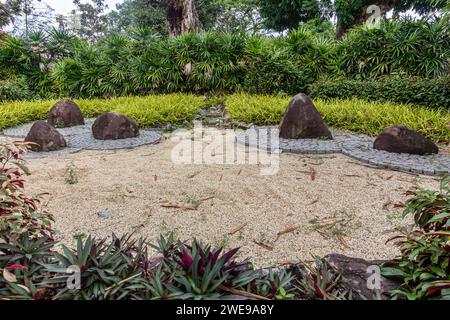 Der Friedhof wurde 1891 gegründet und ist heute ein Gedenkpark mit Gräbern japanischer Expats und Soldaten des Zweiten Weltkriegs. Stockfoto