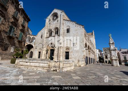 BITONTO, ITALIEN, 9. JULI 2022 - Blick auf die Kathedrale Maria Assunta in Bitonto, Apulien, Italien Stockfoto