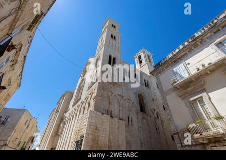 GIOVINAZZO, ITALIEN, 10. JULI 2022 - die Ko-Kathedrale der Heiligen Maria der Himmelfahrt (Santa Maria Assunta) in Giovinazzo, Provinz Bari, Apulien, Ital Stockfoto