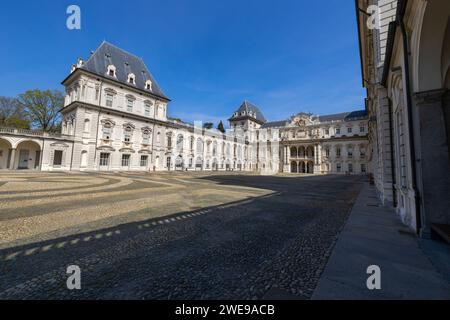 TURIN, ITALIEN, 11. APRIL 2023 - Schloss Valentino im Valentino Park in Turin (Turin), Piemont, Italien Stockfoto
