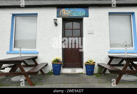 Fassade des Kisimul Cafe in Castlebay, Barra, Schottland Stockfoto
