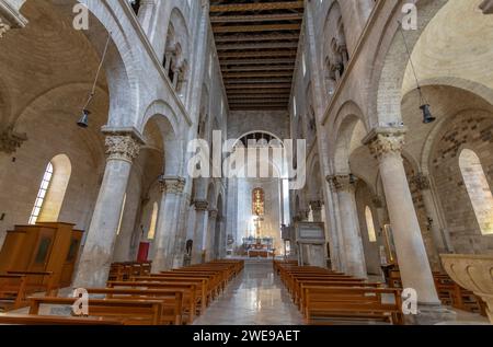 BITONTO, ITALIEN, 9. JULI 2022 - Innere der Kathedrale Maria Assunta in Bitonto, Apulien, Italien Stockfoto