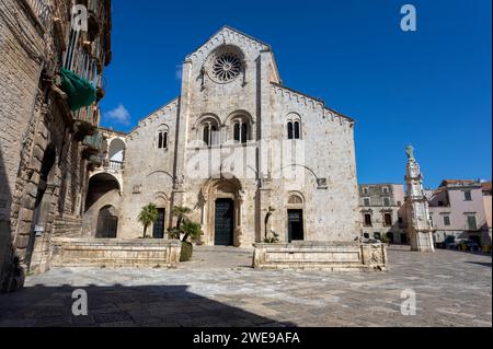 BITONTO, ITALIEN, 9. JULI 2022 - Blick auf die Kathedrale Maria Assunta in Bitonto, Apulien, Italien Stockfoto