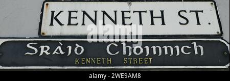 Straßenschild in schottischem Gälisch und Englisch im Zentrum von Stornoway, Isle of Lewis, Schottland Stockfoto