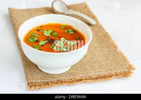 Gesunde Tomatensuppe in einer Schüssel garniert mit frischem Koriander Stockfoto