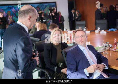 Berlin, Kabinettssitzung der Bundesregierung im Bundeskanzleramt Kabinettssitzung der Bundesregierung am 24.01.2024 im Bundeskanzleramt in Berlin. Im Bild: OLAF Scholz Bundeskanzler, SPD, Christian Lindner Bundesminister der Finanzen, Vizekanzler, FDP und Nancy Faeser Bundesministerin des Innern und für Heimat, SPD Berlin Bundeskanzleramt Berlin Deutschland *** Berlin, Kabinettssitzung der Bundesregierung im Bundeskanzleramt Kabinettssitzung der Bundesregierung am 24 01 2024 im Bundeskanzleramt in Berlin im Bild Olaf Scholz Bundeskanzler, SPD , Christian Lin Stockfoto