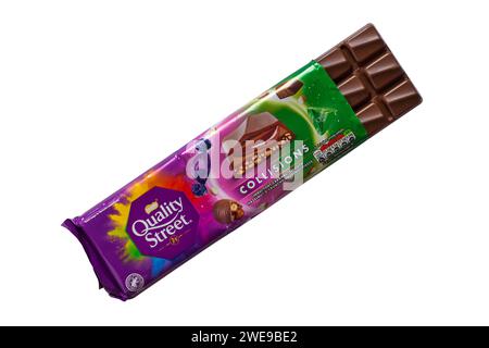 Bar der Quality Street Collisions Schokoladenriegel isoliert auf weißem Hintergrund verwöhnendes Karamell glatte Haselnussstücke und knusprige Haselnussstücke Stockfoto