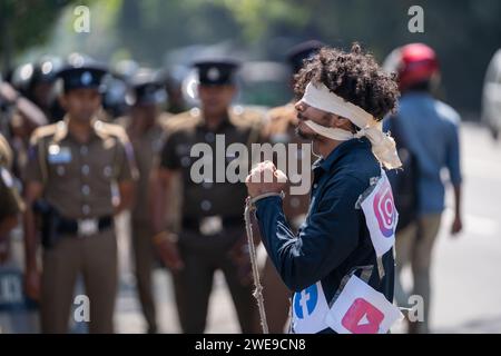 Colombo, Colombo, Sri Lanka. Januar 2024. Ein Mann, der während eines Protests gegen die Gesetzesvorlage für soziale Medien in Sri Lanka eine Aufführung vor der Polizei macht (Credit Image: © Kenula Pathirathna/ZUMA Press Wire), NUR REDAKTIONELLE VERWENDUNG! Nicht für kommerzielle ZWECKE! Stockfoto