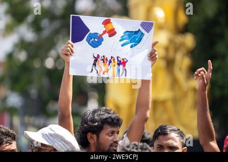 Colombo, Colombo, Sri Lanka. Januar 2024. Ein Mann, der ein Poster hält und gegen Social Media Bill in sri lanka protestiert (Credit Image: © Kenula Pathirathna/ZUMA Press Wire), NUR REDAKTIONELLE VERWENDUNG! Nicht für kommerzielle ZWECKE! Stockfoto