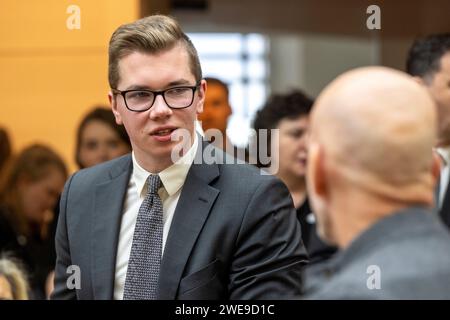 München, Deutschland. Januar 2024. Daniel Halemba (AfD) nimmt an der vom Bayerischen landtag und der Stiftung Bayerische Denkmäler veranstalteten Gedenkfeier für die Opfer des Nationalsozialismus Teil. Quelle: Peter Kneffel/dpa/Alamy Live News Stockfoto