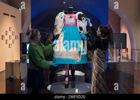 London, Großbritannien. Januar 2024. LONDON, VEREINIGTES KÖNIGREICH - 24. JANUAR 2024: Mitarbeiter halten ein Kleid, A/W21 Womenswear von Ashley Williams, 2021, während eines Fotoanrufs im Somerset House für die neue Ausstellung CUTE in London, Vereinigtes Königreich am 14. Januar 2024. CUTE, die erste große Ausstellung, die sich mit der außergewöhnlichen und komplexen Macht der Niedlichkeit befasst, eröffnet am 25. Januar 2024 im Somerset House und läuft bis 14. April 2024. (Foto: Wiktor Szymanowicz/NurPhoto) Credit: NurPhoto SRL/Alamy Live News Stockfoto