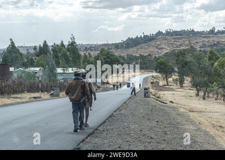 Straßenszene in der Stadt debark am Rande des Simien Mountain National Park in Äthiopien, Afrika Stockfoto