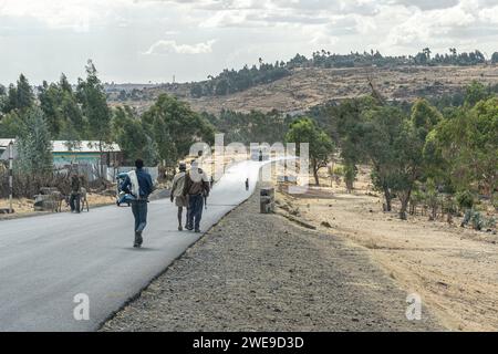 Straßenszene in der Stadt debark am Rande des Simien Mountain National Park in Äthiopien, Afrika Stockfoto