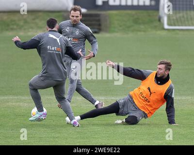 Mönchengladbach Borussia Mönchengladbach, Fussball, 1. Bundesliga, Training, Saison 2023/2024, 24.01.2024 Christoph Kramer Borussia Mönchengladbach, 23 versucht mit einer Graetsche den Ball von Joe Scally Borussia Mönchengladbach, 29 zu bekommen. Dabei Tony Jantschke Borussia Mönchengladbach, 24. Borussia Mönchengladbach, Fussball, 1. Bundesliga, Training, Saison 2023/2024, 24.01.2024 *** Mönchengladbach Borussia Mönchengladbach, Fußball, 1 Bundesliga, Training, Saison 2023 2024, 24 01 2024 Christoph Kramer Borussia Mönchengladbach, 23, versucht den Ball von Joe Scally Borussia M zu bekommen Stockfoto