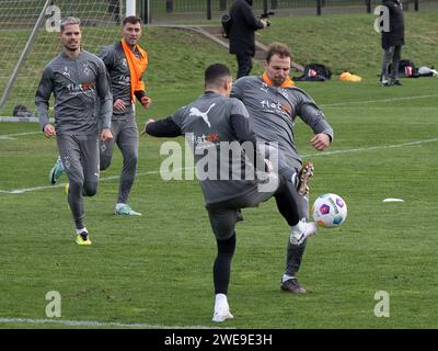 Mönchengladbach Borussia Mönchengladbach, Fussball, 1. Bundesliga, Training, Saison 2023/2024, 24.01.2024 Tony Jantschke Borussia Mönchengladbach, 24 geht mit gestrecktem Bein zum Ball, den Stefan Lainer Borussia Mönchengladbach, 18 weiterleiten will. Dahinter Julian Weigl Borussia Mönchengladbach, 08 und Joe Scally Borussia Mönchengladbach, 29. Borussia Mönchengladbach, Fussball, 1. Bundesliga, Training, Saison 2023/2024, 24.01.2024 *** Mönchengladbach Borussia Mönchengladbach, Fußball, 1 Bundesliga, Training, Saison 2023 2024, 24 01 2024 Tony Jantschke Borussia Mönchengladbach, 24 Stockfoto