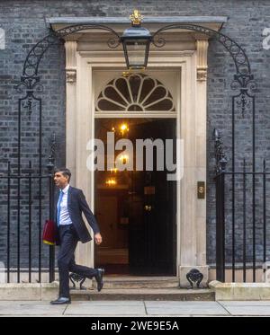 London, England, Großbritannien. Januar 2024. Der britische Premierminister RISHI SUNAK verlässt die Downing Street 10 vor den PMQs. (Kreditbild: © Tayfun Salci/ZUMA Press Wire) NUR REDAKTIONELLE VERWENDUNG! Nicht für kommerzielle ZWECKE! Stockfoto