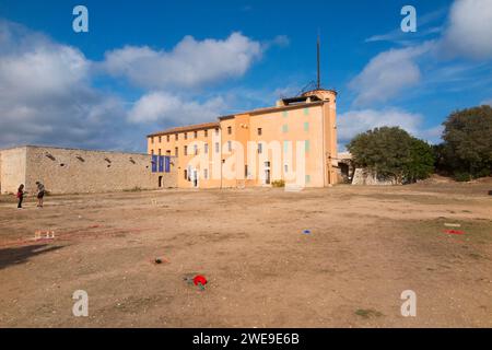 Innenhof und Gebäude des Fort Royal, ebenfalls ein ehemaliges Gefängnis, auf der Île Sainte-Marguerite / Insel Saint Marguerite. Vor der Küste von der französischen Riviera/Cannes. Frankreich. (135) Stockfoto