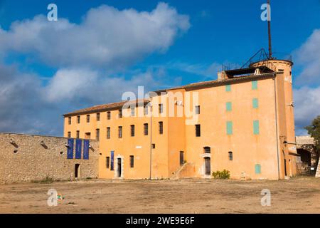 Innenhof und Gebäude des Fort Royal, ebenfalls ein ehemaliges Gefängnis, auf der Île Sainte-Marguerite / Insel Saint Marguerite. Vor der Küste von der französischen Riviera/Cannes. Frankreich. (135) Stockfoto