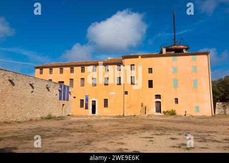 Innenhof und Gebäude des Fort Royal, ebenfalls ein ehemaliges Gefängnis, auf der Île Sainte-Marguerite / Insel Saint Marguerite. Vor der Küste von der französischen Riviera/Cannes. Frankreich. (135) Stockfoto