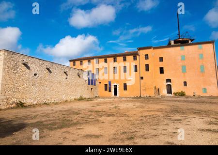 Innenhof und Gebäude des Fort Royal, ebenfalls ein ehemaliges Gefängnis, auf der Île Sainte-Marguerite / Insel Saint Marguerite. Vor der Küste von der französischen Riviera/Cannes. Frankreich. (135) Stockfoto