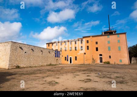 Innenhof und Gebäude des Fort Royal, ebenfalls ein ehemaliges Gefängnis, auf der Île Sainte-Marguerite / Insel Saint Marguerite. Vor der Küste von der französischen Riviera/Cannes. Frankreich. (135) Stockfoto