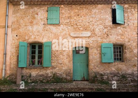 Schild „Caserne Magenta“ & „Bureau“, Bürogebäude im Hof von Fort Royal auf der Île Sainte-Marguerite / Insel Saint Marguerite. Vor der Küste von der französischen Riviera/Cannes. Frankreich. (135) Stockfoto
