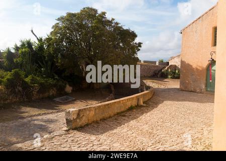 Innenansicht in Richtung Haupteingang von Fort Royal auf der Île Sainte-Marguerite / Insel Saint Marguerite. Vor der Küste von der französischen Riviera/Cannes. Frankreich. (135) Stockfoto